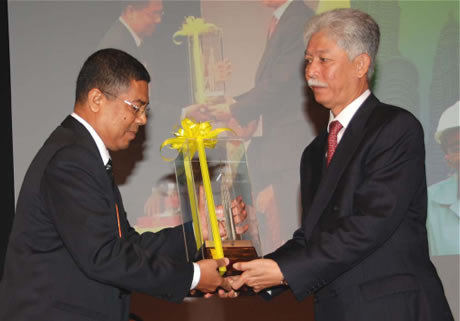 Tuan Syed Jamil Fadaak Syed Mahdzir Fadaak receiving the Award from Tan Sri Dato Sri Moh Hassan Marican President and Chief Executive Officer Petronas